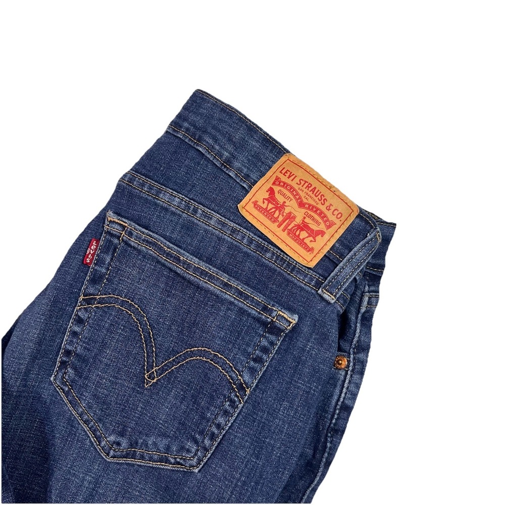 Levis Women's Boyfriend Jeans 28 X 26 Medium Wash EUC